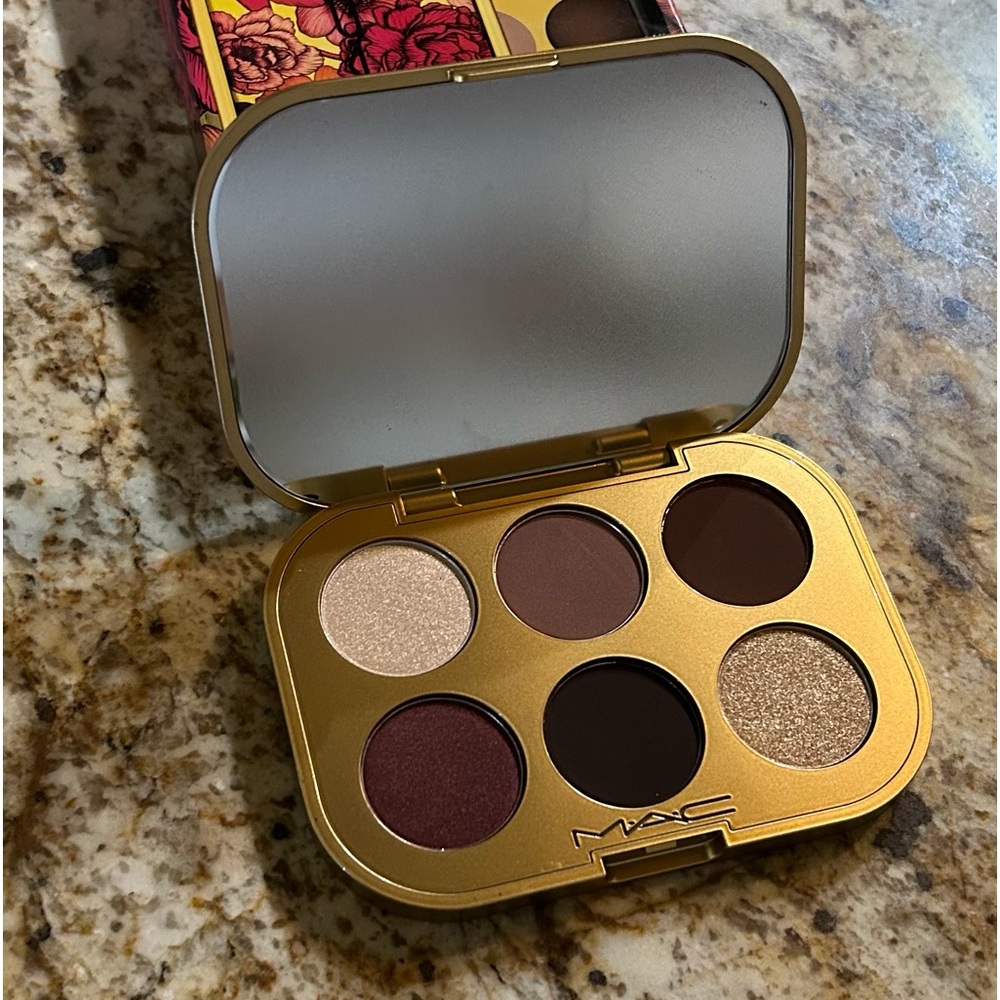 MAC EYESHADOW PALETTE - Brand New in original packaging - What’s The Pointilism.